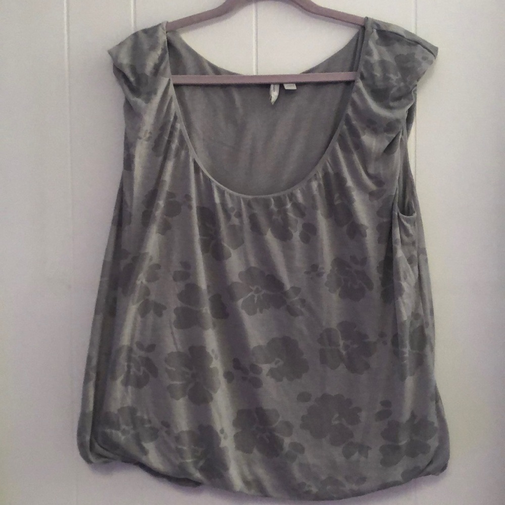 🌷Gray floral print top